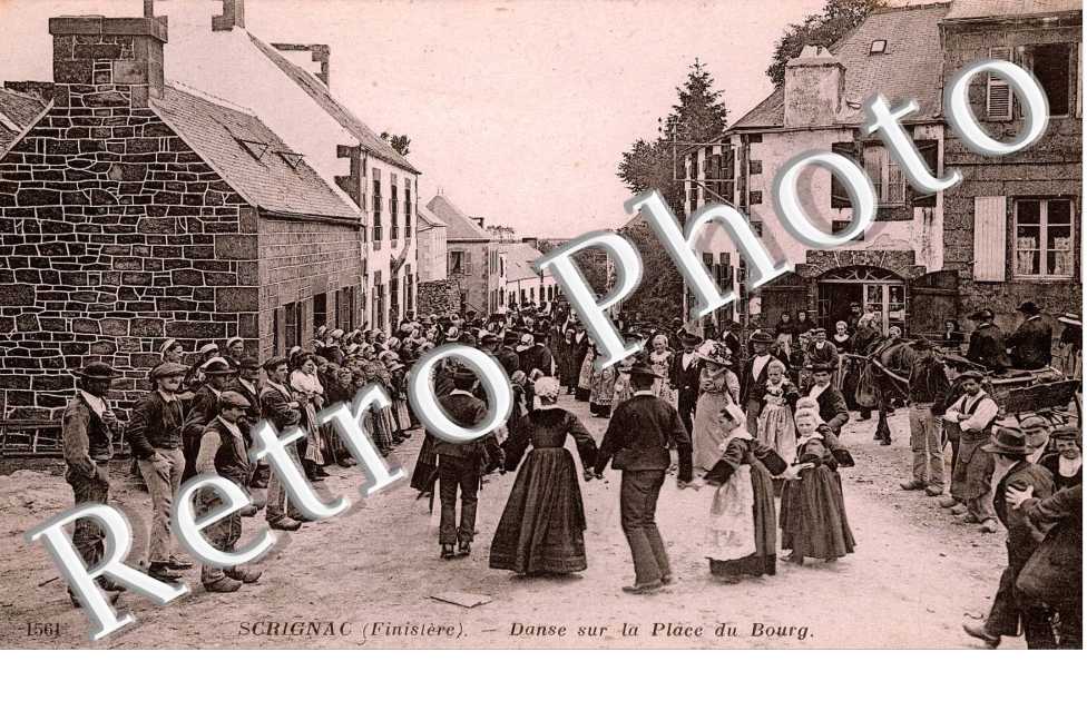DANSE SUR LA PLACE DU BOURG