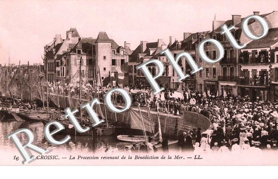 la procession revenant de la benediction de la mer