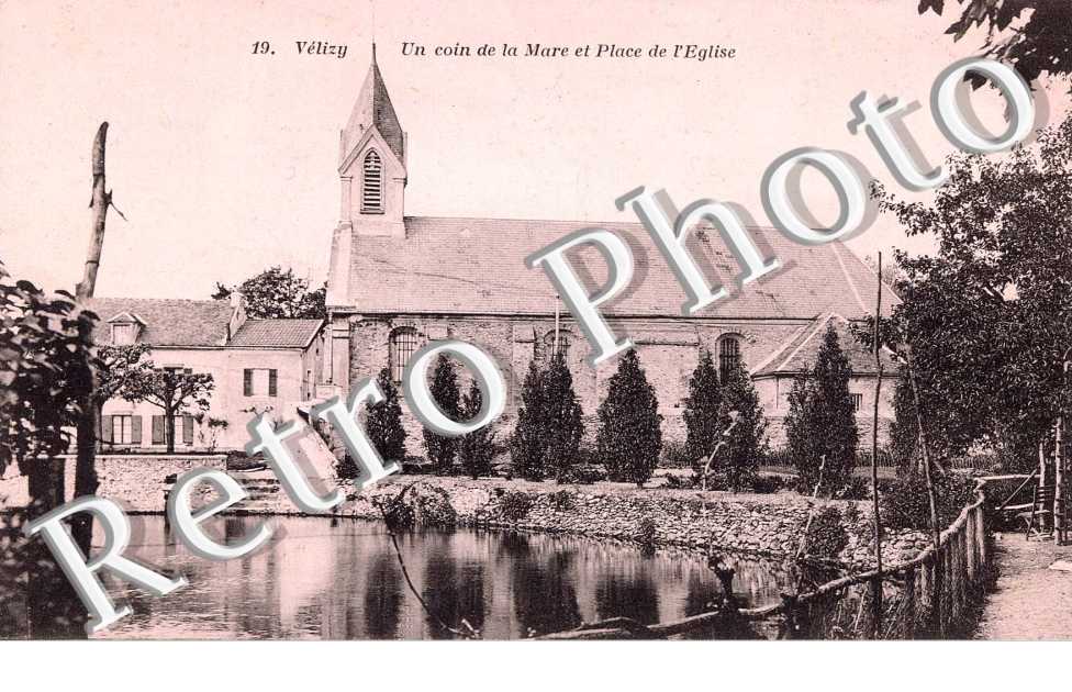Un coin de la Mare et Place de l&#039;Eglise