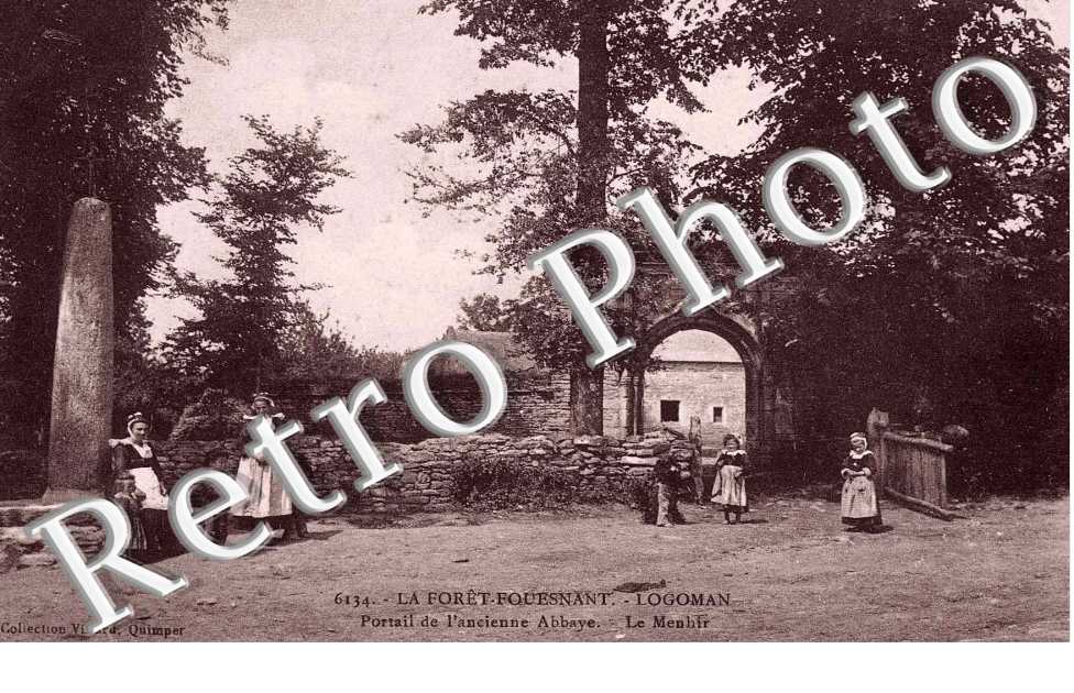 Logoman - Portail de l&#039;ancienne abbaye - Le menhir