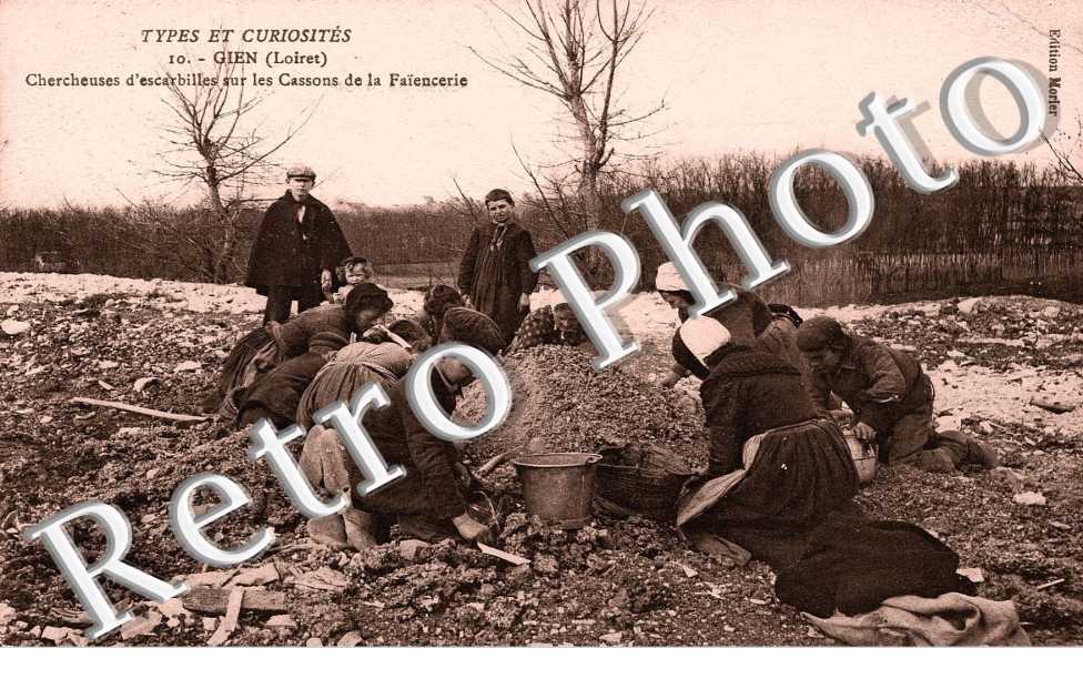 chercheuses d&#039;escarbilles sur les cassons de la faiencerie