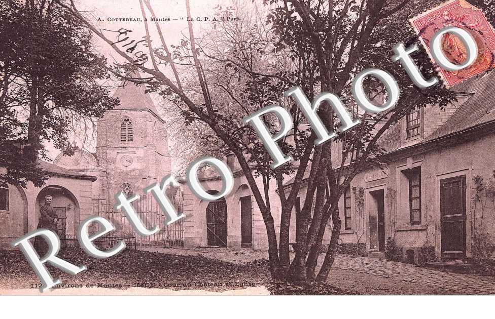 Cour du Chateau et Eglise