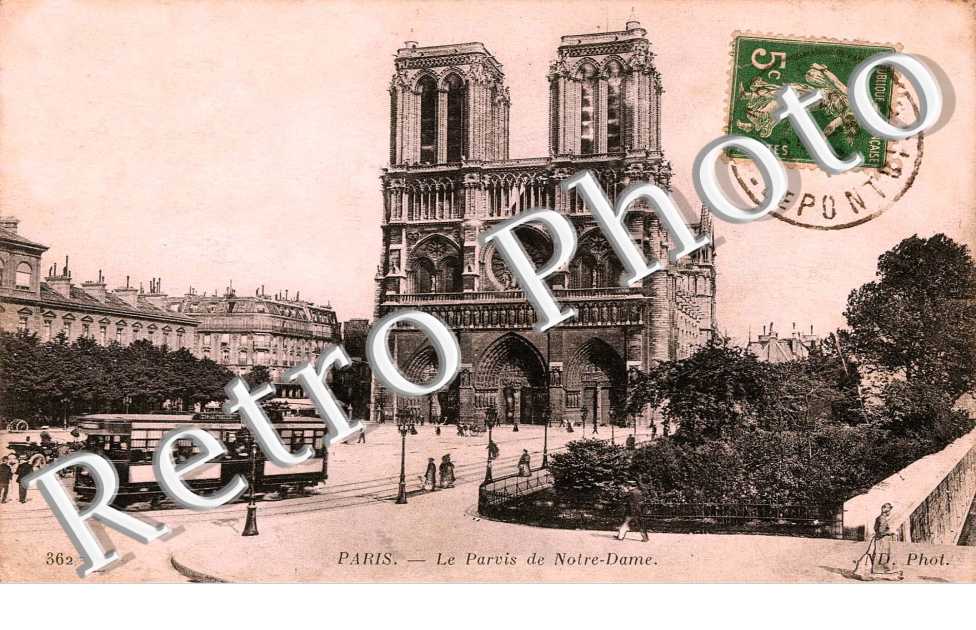 LE PARVIS DE NOTRE DAME