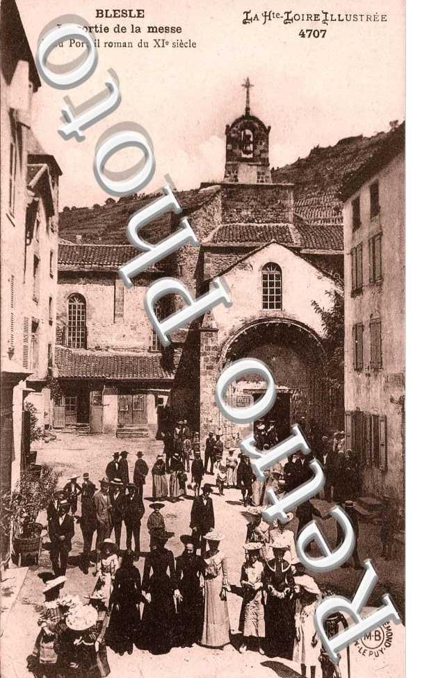 la sortie de la messe beau portail roman du XIe siecle