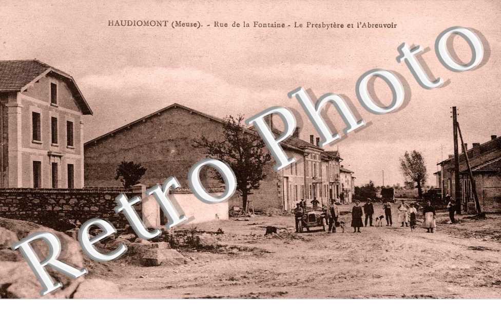 Rue de la fontaine - le presbytere et l'abreuvoir