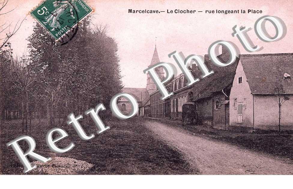 le clocher, rue longeant la place