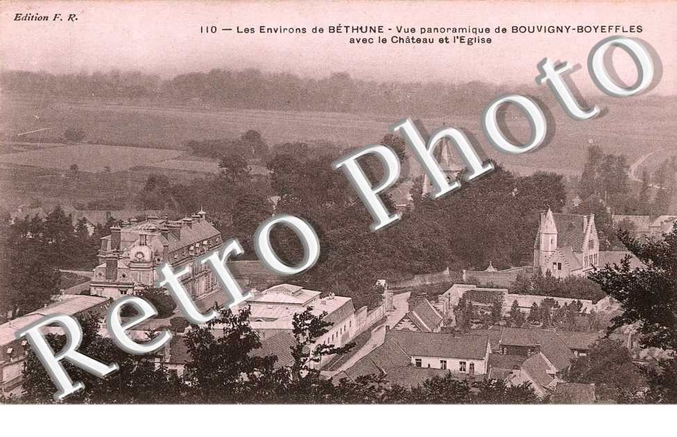 vue panoramique avec le chateau et l&#039;eglise