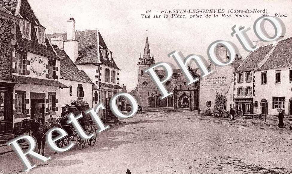 vue sur la place , prise de la rue Neuve