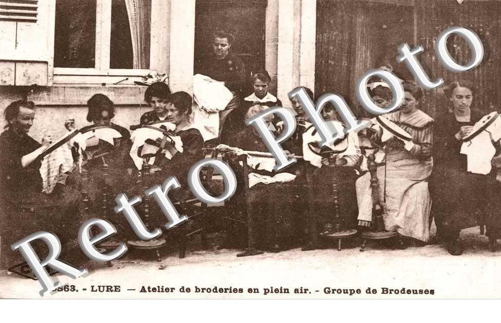atelier de broderies en plein air Groupe de brodeuses