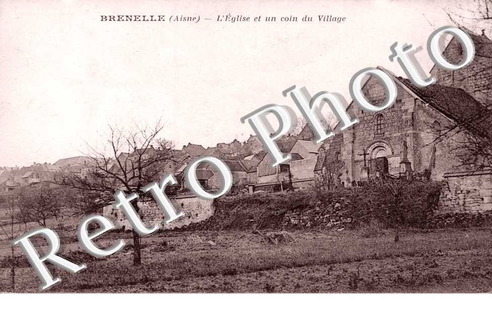 L&#039;EGLISE ET UN COIN DU VILLAGE