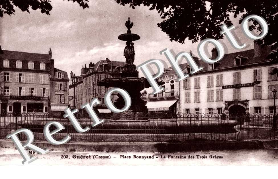 Place Bonnyaud    - fontaine des trois graces