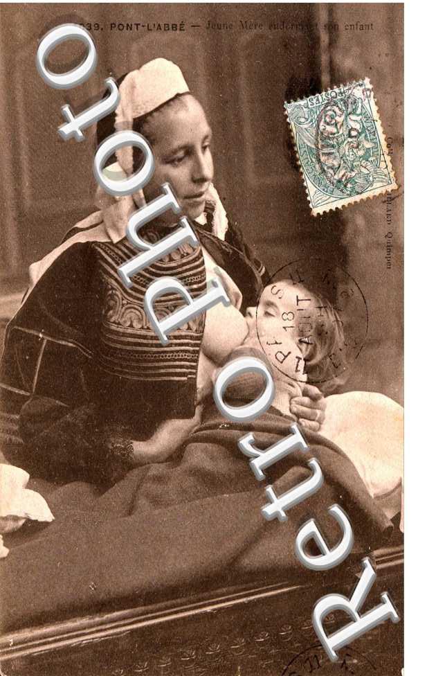 Jeune mere endormant son enfant