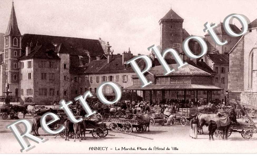 le marche, place de l&#039;hotel de ville