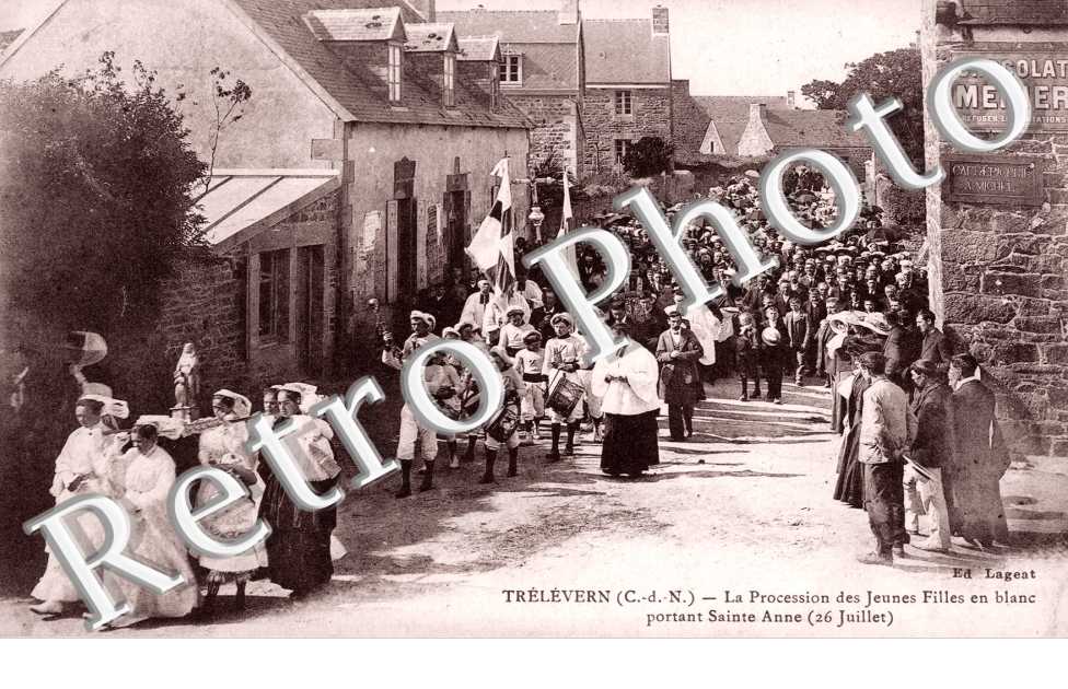 la procession des jeunes filles en blanc portant Sainte-Anne (26 juillet)