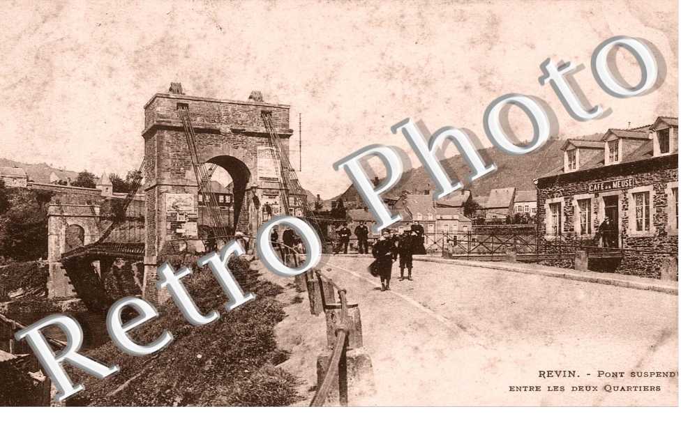 pont suspendu entre les 2 quartiers