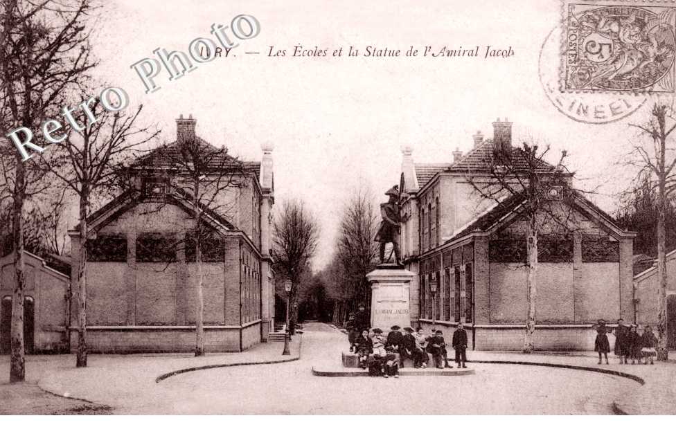 Les ecoles  et la statie de l&#039;Amiral Jacob