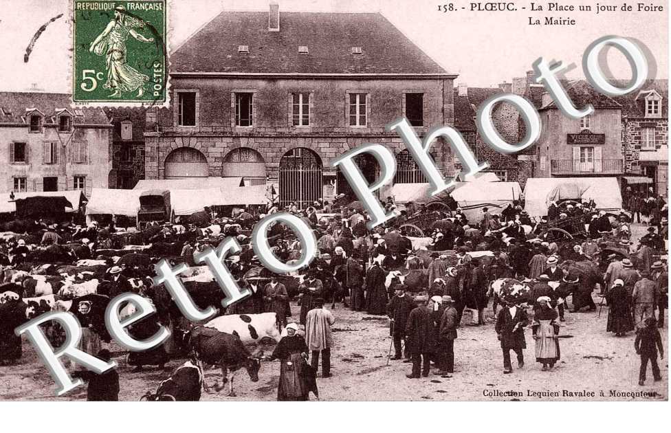la Place un jour de foire La mairie