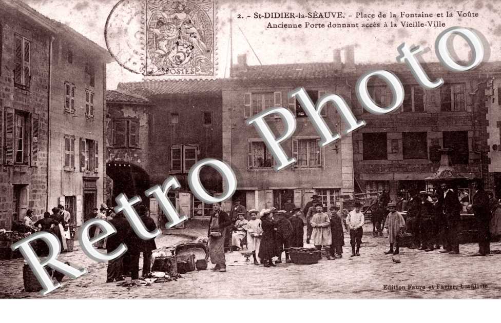 place de la fontaine et la voute, ancienne porte donnat acces a la vieille