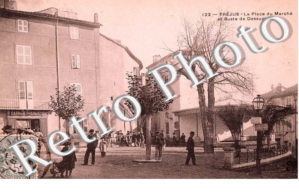 LA PLACE DU MARCHE et buste de Desaugiers