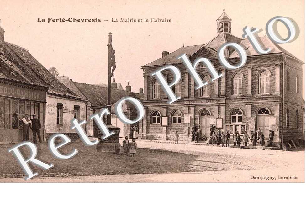 LA MAIRIE ET LE CALVAIRE