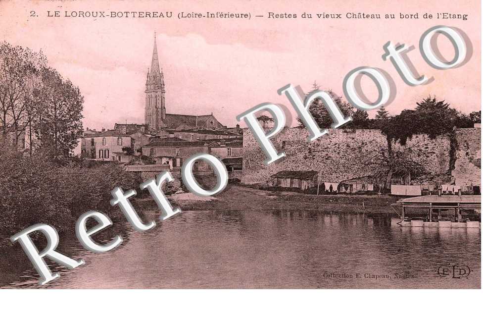 restes du vieux chateau au bord de l&#039;etang
