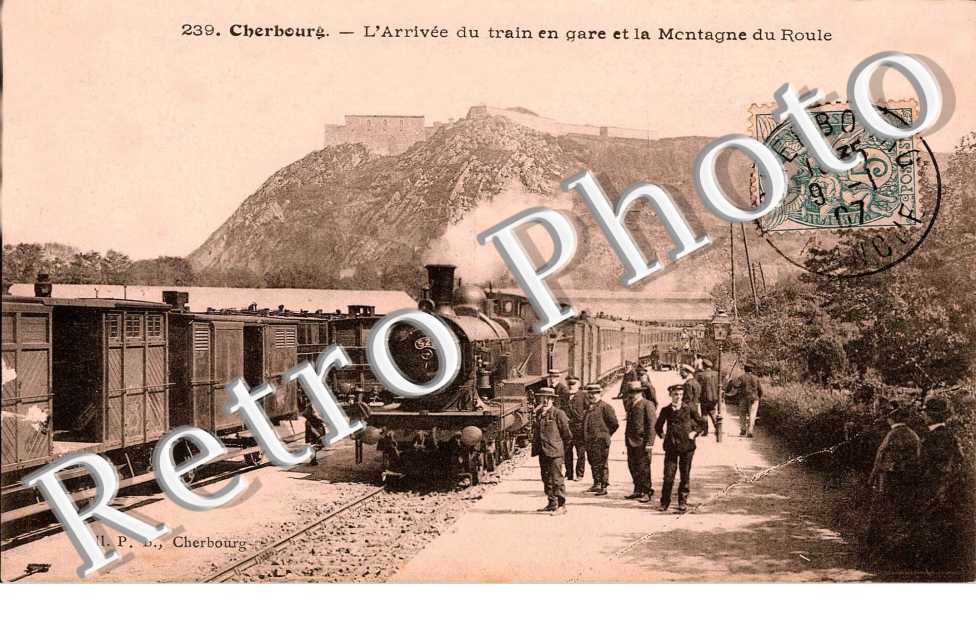 Arrivee du train en gare et la montagne du roule