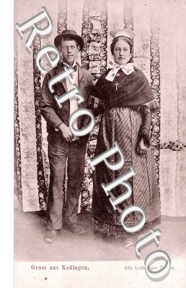 Un couple en costume traditionnel