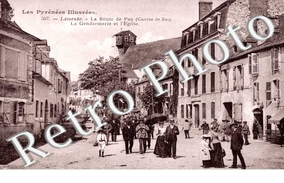 Route de Peau, Gendarmerie et Eglise