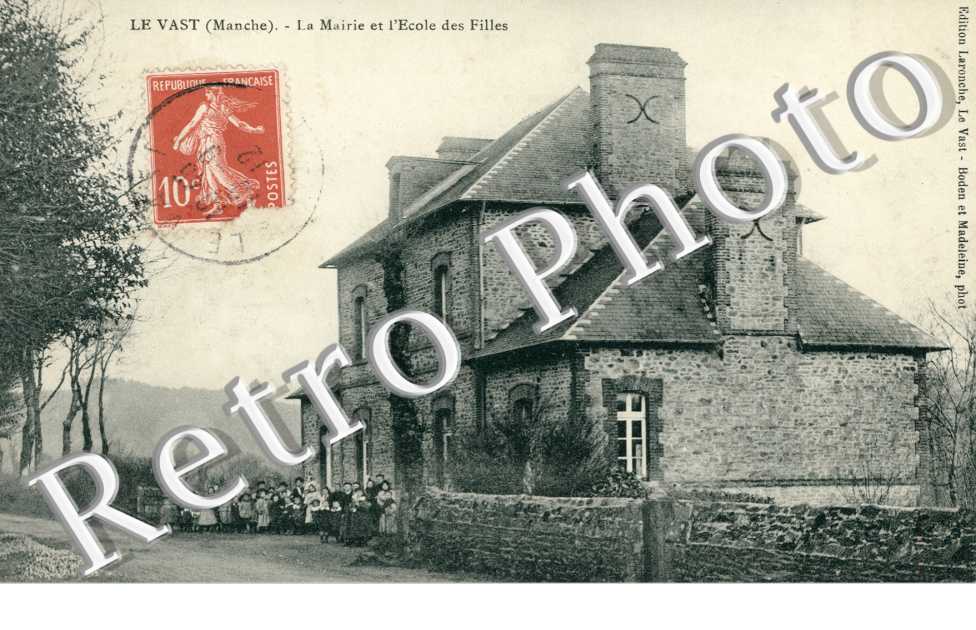 La mairie et l&#039; ecole des filles