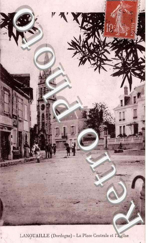 La place centrale et l&#039;eglise