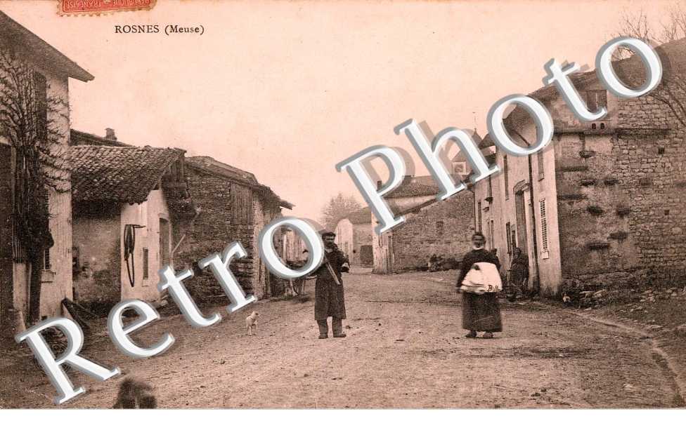 une rue - clocher de l'eglise au fond
