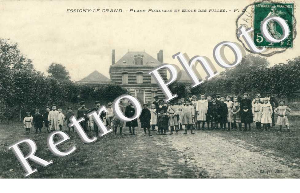 Place publique et ecole des filles