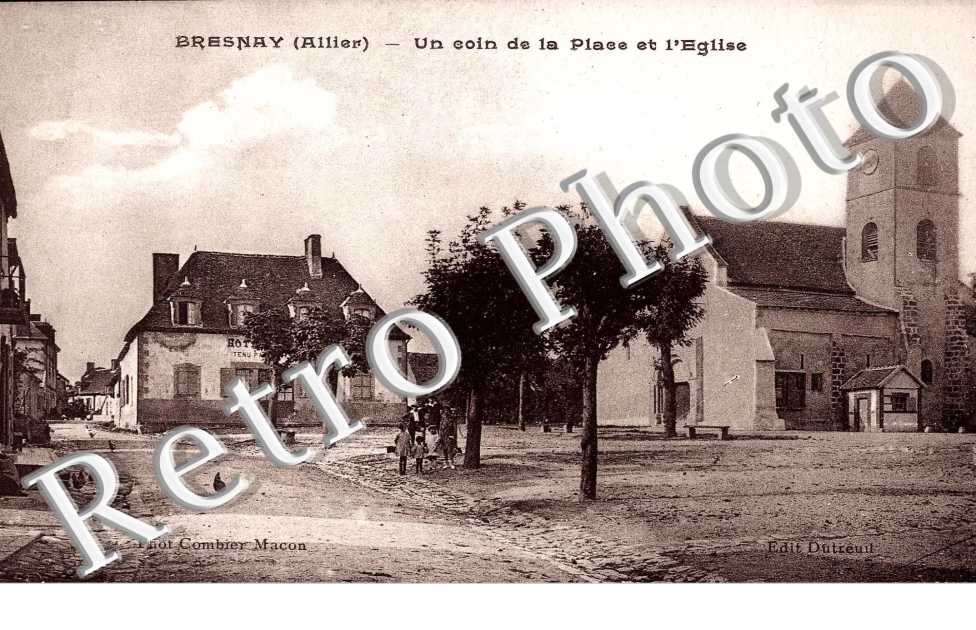 un coin de la place et l&#039;eglise