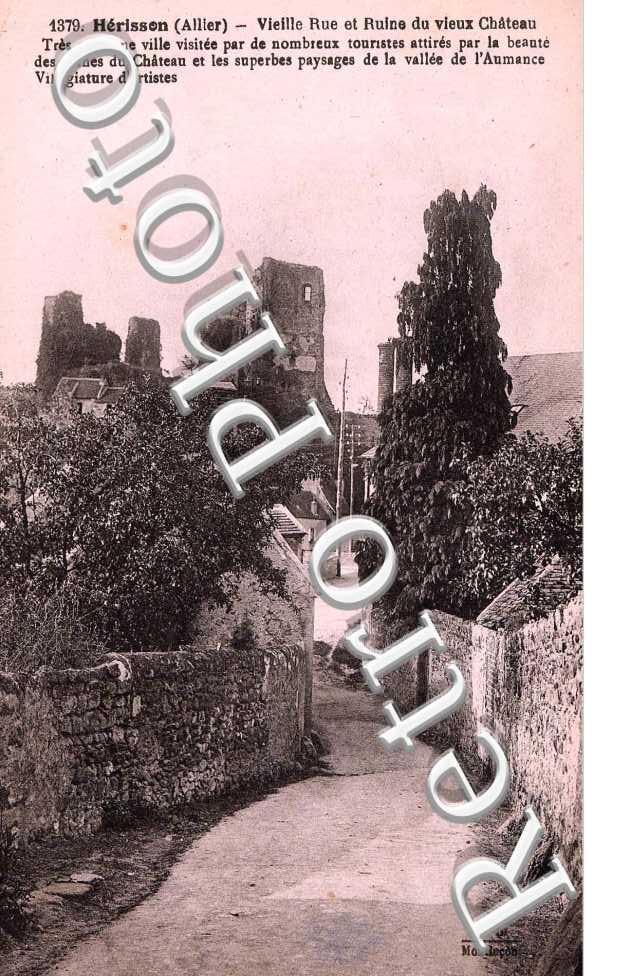 Vieille Rue et Ruines du Vieux Chateau