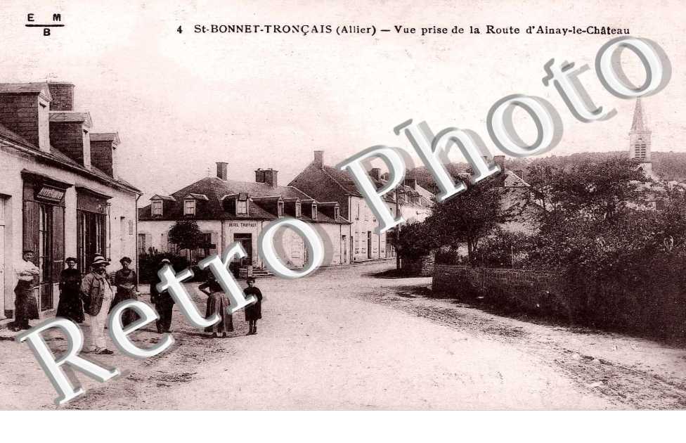 vue prise de la route d&#039;Ainay-le-Chateau
