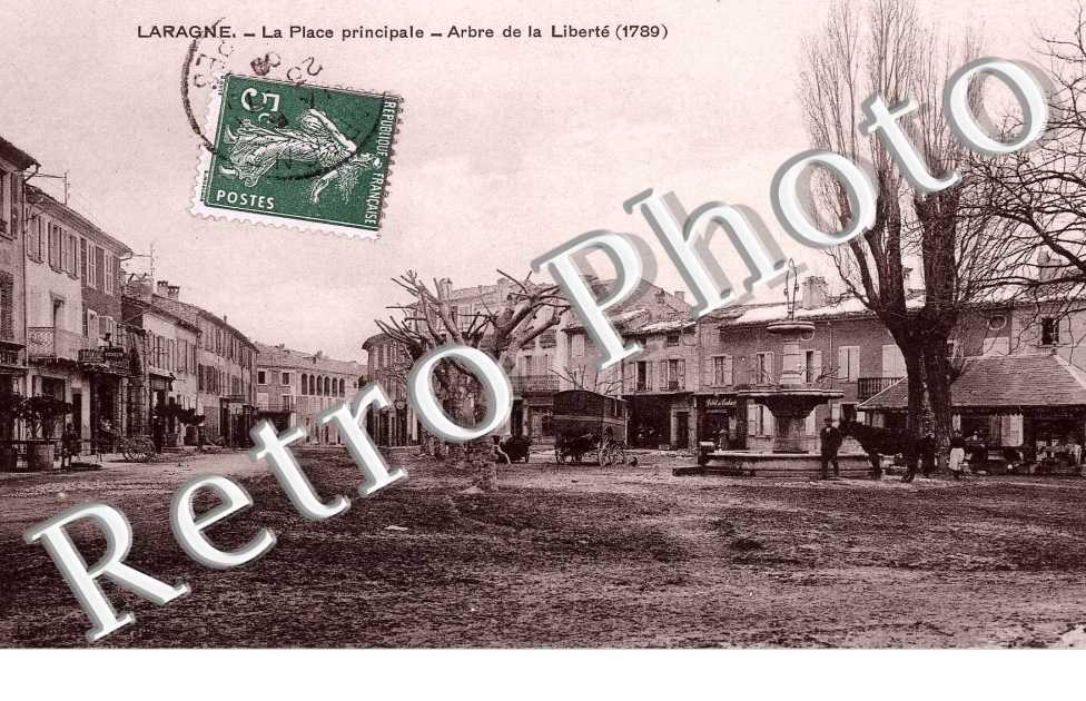 La place principale - arbre de la liberte