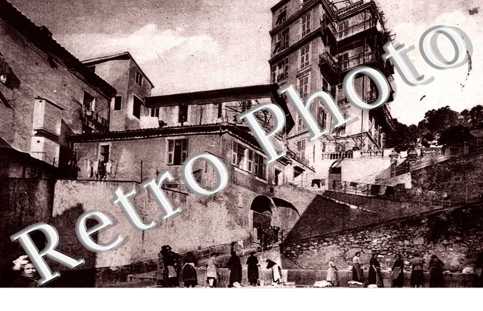 PLACE SAINTE CLAIRE ET LA MAISON ROUGE