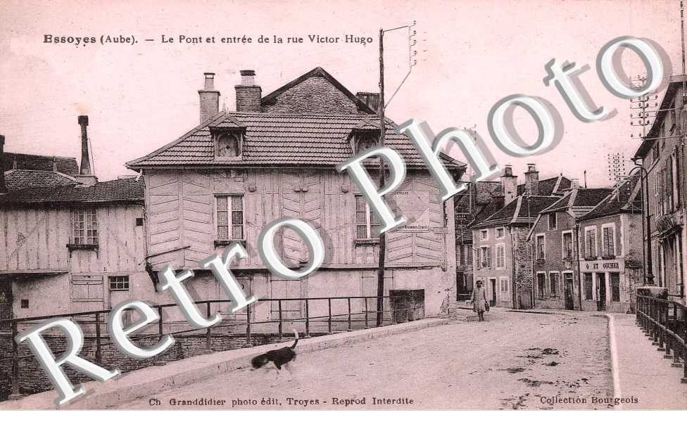 Pont et Entree de la Rue Victor Hugo