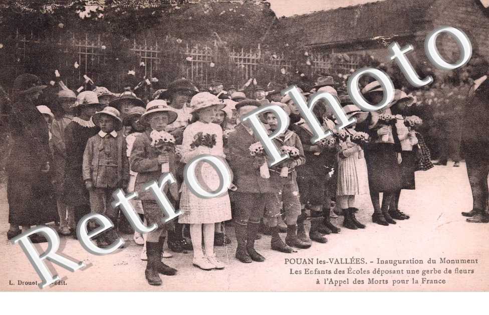 inauguration du monument aux morts, les enfants des ecoles deposant une gerbe de fleurs