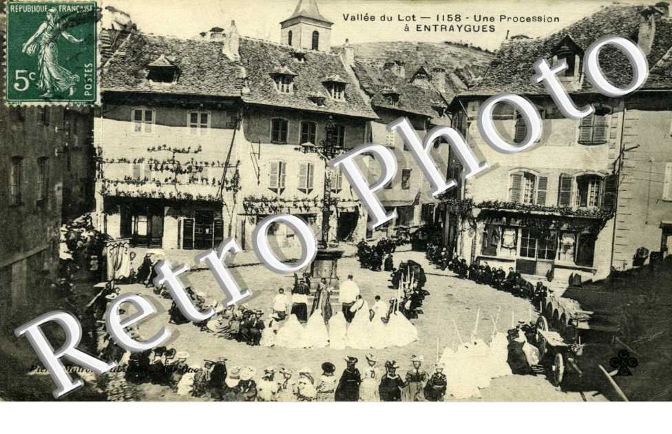 vallee du Lot - une procession a Entraygues