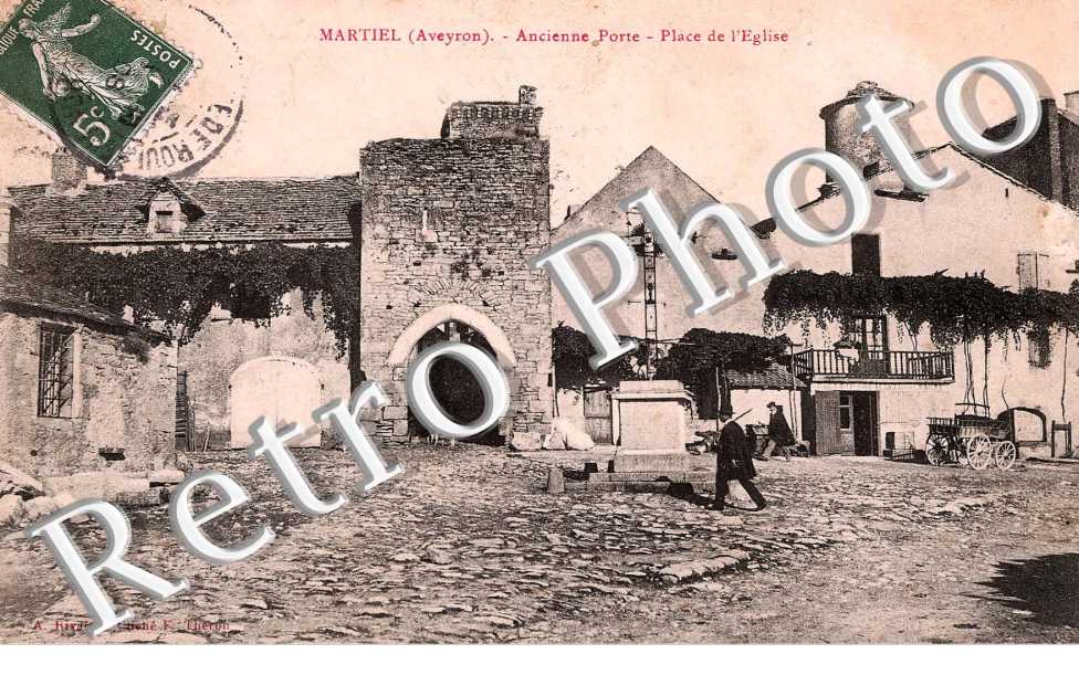 ANCIENNE PORTE PLACE DE L&#039;EGLISE