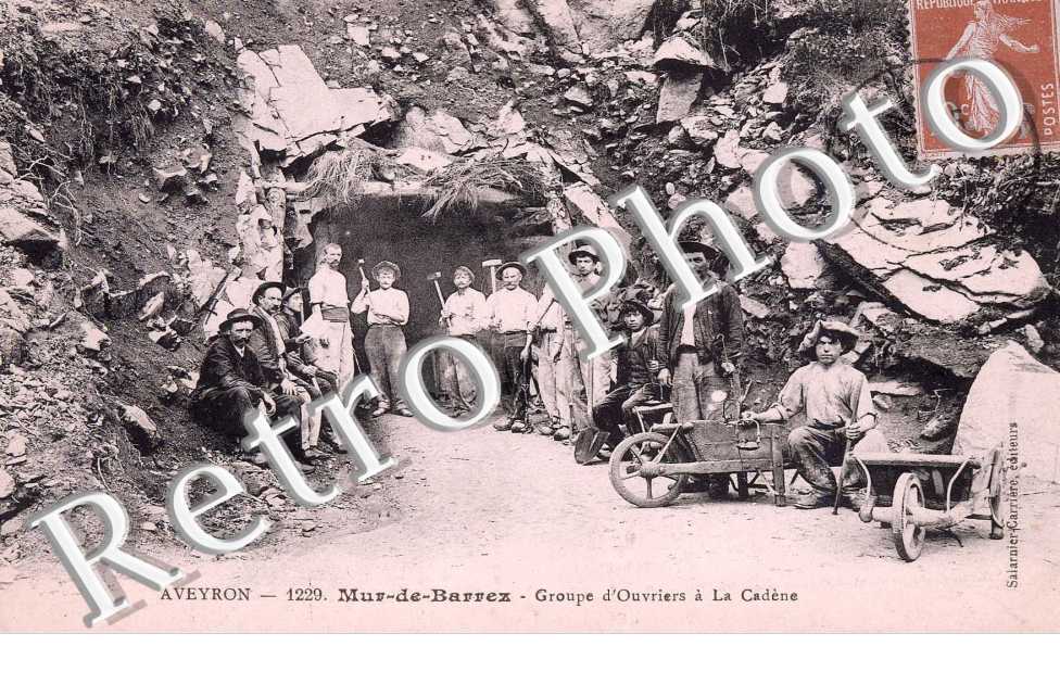  Groupe D'OUVRIERS A LA CADENE 