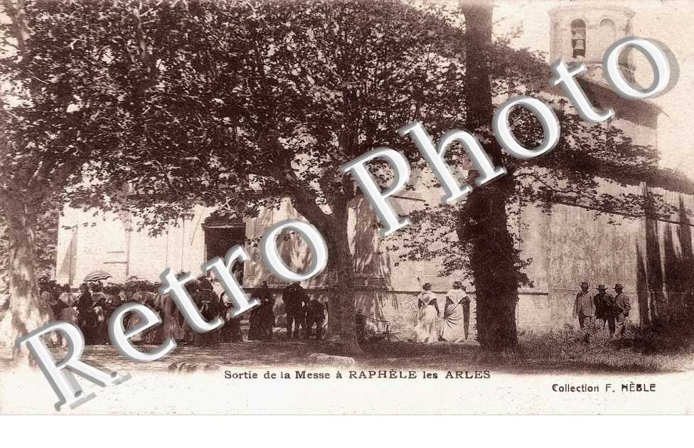 Sortie de la messe a Raphele les Arles