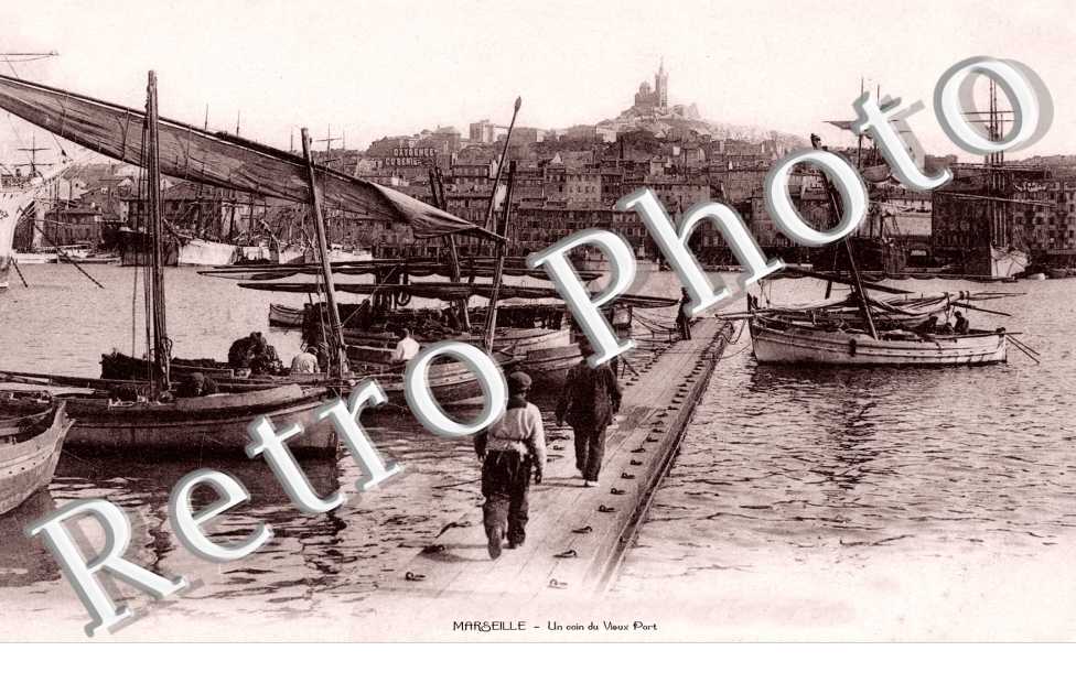 UN  COIN DU VIEUX PORT