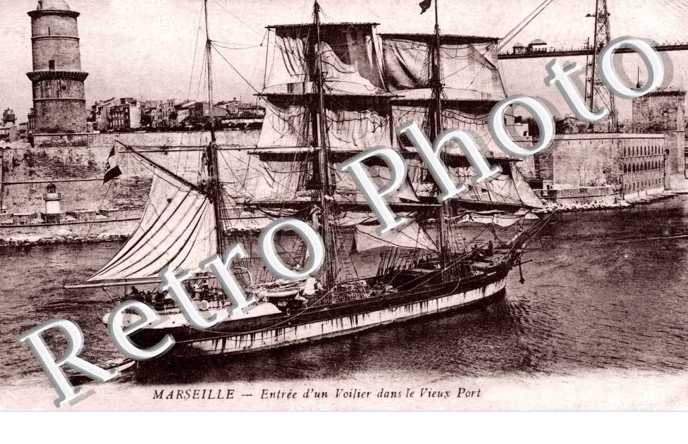 ENTREE D&#039;UN VOILIER DANS VIEUX PORT