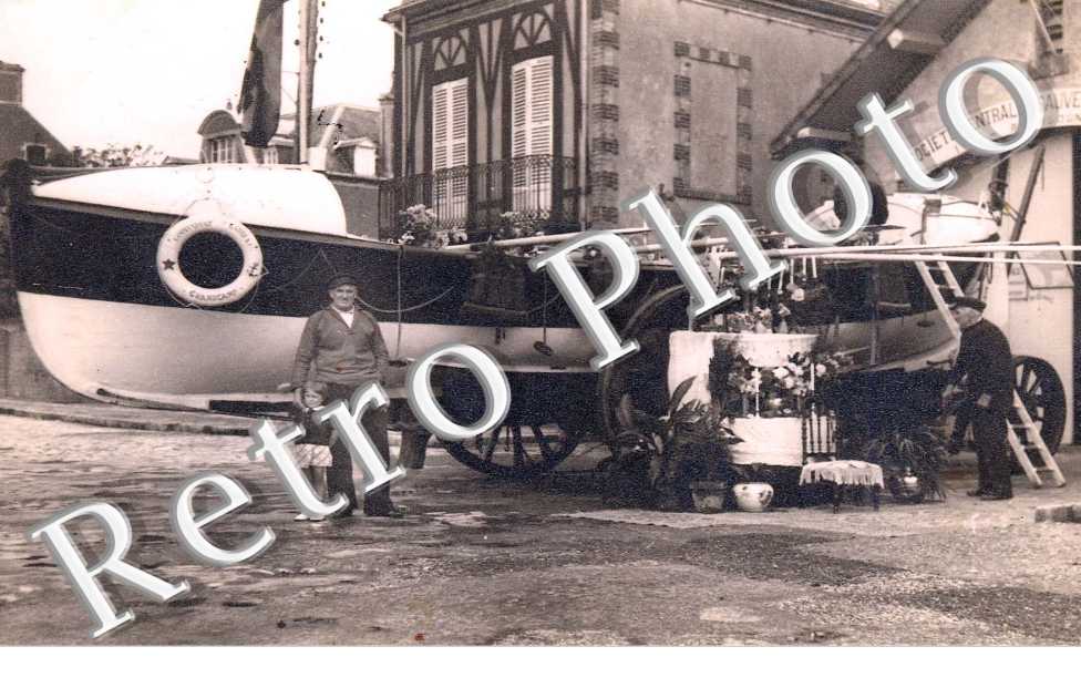 Pierre Gibert avec la petite fille -  canot de sauvetage
