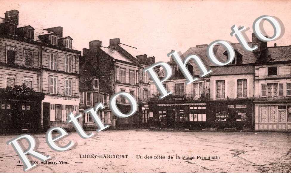 Un des cotes de la place principale