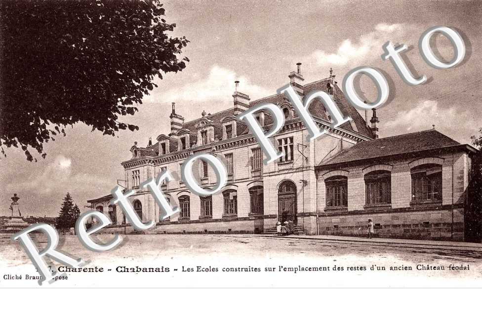 Les ecoles construites sur l'emplacement des restes d'un ancien chateau feodal