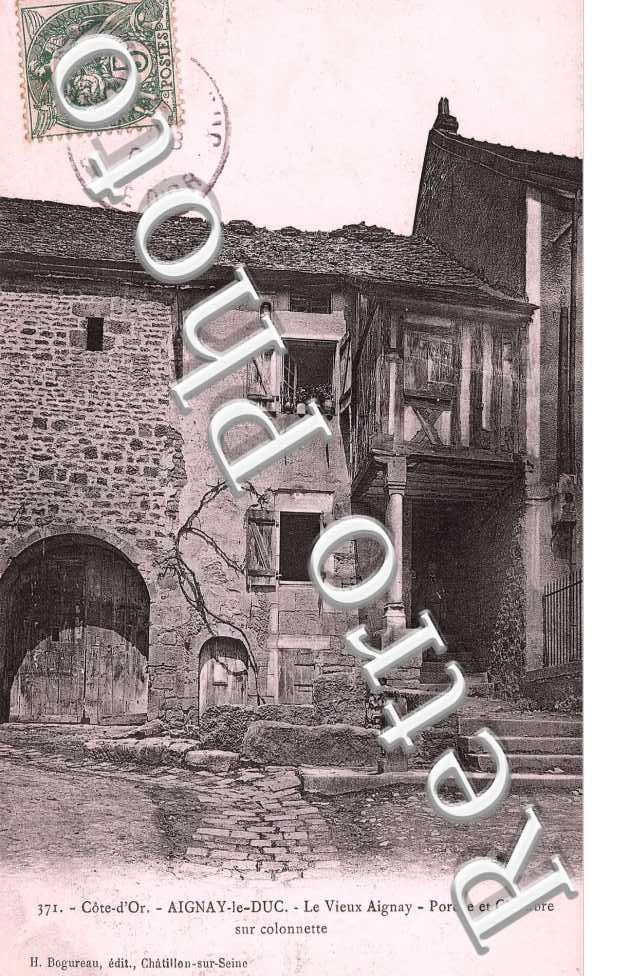 le vieux aignay, porche et chambre sur colonnette
