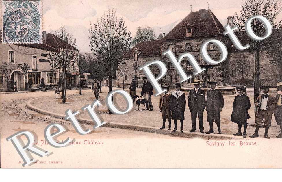 la place et le vieux chateau
